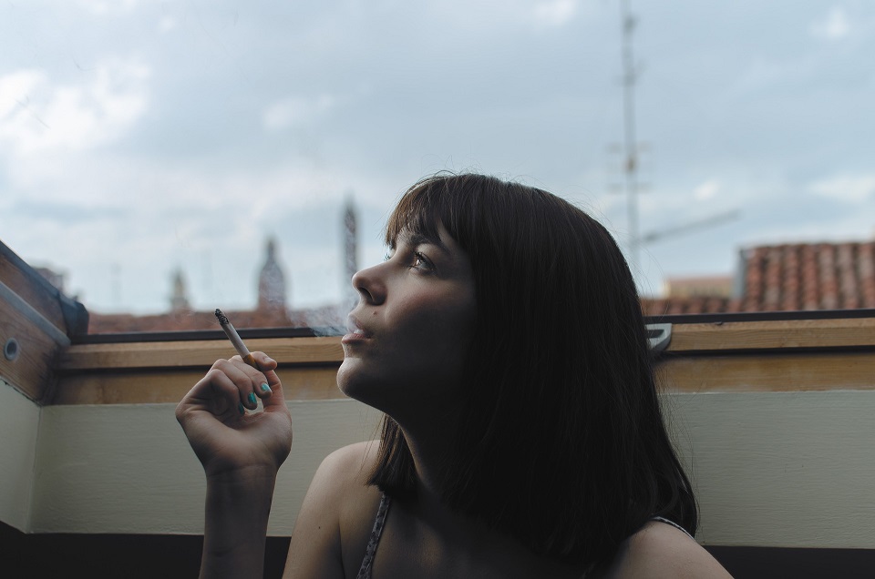 mujer fumando