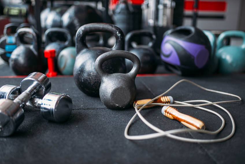 Pesa rusa y mancuernas, equipamiento deportivo en el gimnasio, interior del club de fitness, el concepto de culturismo